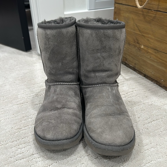 UGG Classic Short Boot - Picture 2 of 5